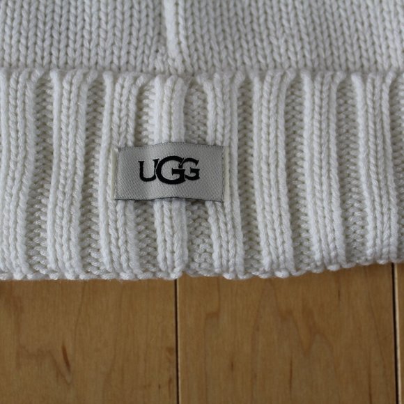 NWT UGG  UNISEX KNIT POM CUFFED HAT WHITE - Picture 2 of 3